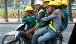 Phát hoảng với '7 anh em trên một chiếc xe wave'