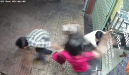 Cô gái bị cướp giật túi xách, ngã cắm mặt khi đang 'tạo dáng' mở khóa