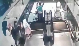 Mẹ mải mê nhắn tin, bé gái 6 tuổi ngã thang cuốn tử vong