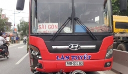 Thai phụ sắp sinh bị xe khách tông văng xuống đường