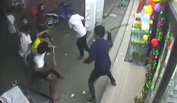 Video: 7 côn đồ cầm mã tấu truy sát 1 thanh niên