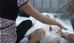 Vụ bé gái 3 tuổi bị bạn đốt bỏng nửa người: Tạm đình chỉ 2 giáo viên