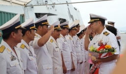 Hạm trưởng Mỹ gốc Việt đưa tàu chiến Mỹ cập cảng Tiên Sa