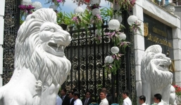 Đại gia Việt “chuộng” dùng linh vật đá vàng trấn yểm biệt thự