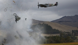 Khoảnh khắc máy bay nổ tung trên không, phi công may mắn thoát chết