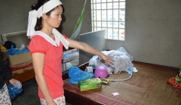 Nữ hộ sinh quấn khăn tang, mặc đồ cưới tự tử tại nhà riêng