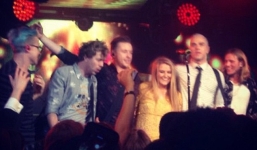 Đại gia chi tiền tỷ mời ban nhạc hát trong tiệc sinh nhật con gái