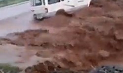 Video: Gay cấn giải cứu người mắc kẹt trong ô tô bị nước lũ cuốn