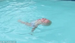 Kinh ngạc, bé gái 16 tháng tuổi bơi như vận động viên chuyên nghiệp
