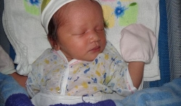 Bé trai sơ sinh bị bỏ rơi giữa đêm