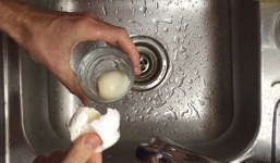 Mẹo bóc trứng luộc “siêu tốc”
