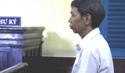 Mở “phim đen” cho con riêng của vợ xem rồi cưỡng bức