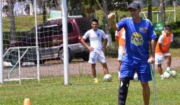 HLV Graechen chống nạng ra sân tập