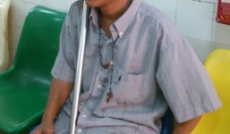 Người bán vé số khiếm thị rơi xuống cống thoát nước