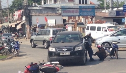 Nữ tài xế cố thủ trong xe sau khi đâm vào bà cụ 71 tuổi gây bức xúc