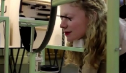 Cận cảnh robot trang điểm đầu tiên trên thế giới 