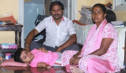 Thiếu nữ 19 tuổi trong thân hình em bé 