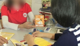 Vào 'động' mại dâm tặng bao cao su cho gái 'hành nghề'