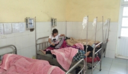 Bữa ăn tối khiến 107 công nhân nhập viện