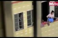 Clip mẹ dọa ném con từ tầng 7 xuống gây phẫn nộ