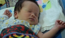 Bé sơ sinh bị bỏ rơi giữa đêm: Xuất hiện người phụ nữ lạ đến nhận con