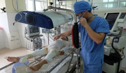 Ngã vào nồi canh, bé gái bị bỏng nặng 65\% cơ thể