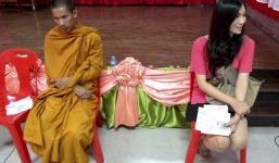 Cảnh nhà sư, người chuyển giới Thái Lan đi tuyển quân