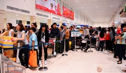 Vòi tiền ở sân bay: Nhân viên tự thò tay vào túi hành khách lấy tiền?