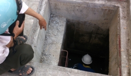 Người bán vé số khiếm thị bị lọt xuống hố ga sâu 3m