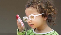 5 thói quen hàng ngày phá huỷ đôi mắt đẹp của bạn