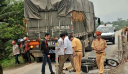 Va chạm với xe đầu kéo, chồng chết thảm, vợ nguy kịch