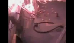 Video: Nam thanh niên dùng bật lửa soi... bình xăng