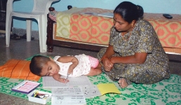 Video: Thiếu nữ 19 tuổi trong hình hài em bé 2 tuổi