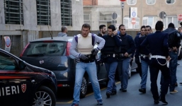 Bị cáo nổi điên rút súng bắn chết 3 người giữa tòa án