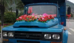 Chú rể Trung Quốc đón dâu bằng đoàn xe tải 'khủng'