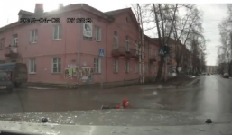 Thót tim em bé rơi từ ôtô đang chạy ngay trước mũi xe khác