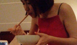 Lộ ảnh Hoà Minzy mặc đồ gợi cảm tâm sự với Công Phượng trong phòng riêng