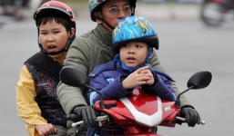Hôm nay (10/4), xử phạt không đội mũ bảo hiểm cho trẻ em