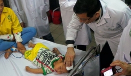 Hơn 800 triệu đồng đến với bé gái 2 tuổi bị rắn cắn nguy kịch