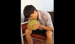 Ngạc nhiên với màn lột vỏ dừa bằng răng siêu nhanh