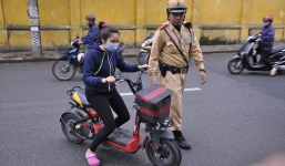 Chùm ảnh: Xử phạt lỗi không đội MBH điều khiển xe đạp điện