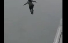 Video: Cô gái trẻ nhảy cầu tự tử sau khi cãi nhau với người yêu