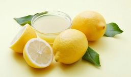 Trị mụn, làm lành sẹo tại nhà bằng chanh tươi