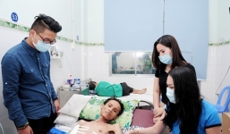 Phi Thanh Vân tặng ca sĩ bị lao phổi 30 triệu đồng