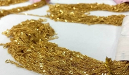 Tài xế taxi trả lại 300 dây chuyền vàng khách bỏ quên trên xe