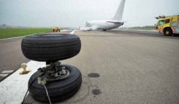 Thót tim Boeing 737 bị rơi bánh khi đang hạ cánh