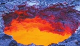 Trung Quốc: Phát hiện 'cổng địa ngục' đỏ rực lửa ngay tại công trường