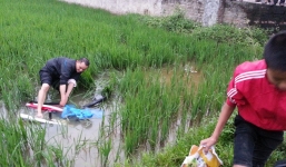 Xế hộp gây tai nạn liên hoàn rồi bỏ chạy, 2 người trọng thương