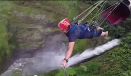 Video: Mạo hiểm bay qua 7 thác nước trên sợi dây cáp