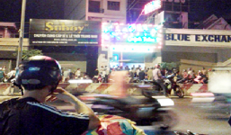 Vừa bước ra khỏi quán karaoke, một thanh niên bị đánh gục